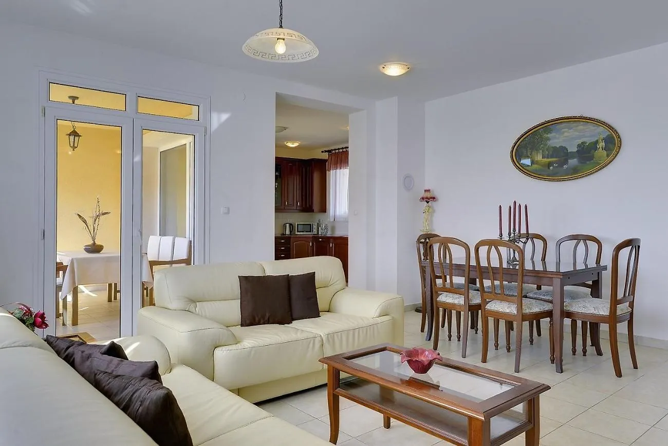 Neue Ferienwohnung Mit Parkplatz, Klima In Einer Ruhigen Lage Von 풀라 0*,