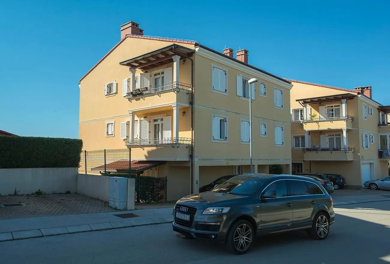 Neue Ferienwohnung Mit Parkplatz, Klima In Einer Ruhigen Lage Von Pula Croatia