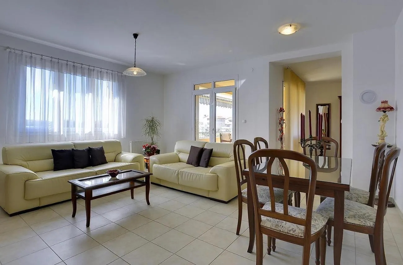 Apartment Neue Ferienwohnung Mit Parkplatz, Klima In Einer Ruhigen Lage Von Pula