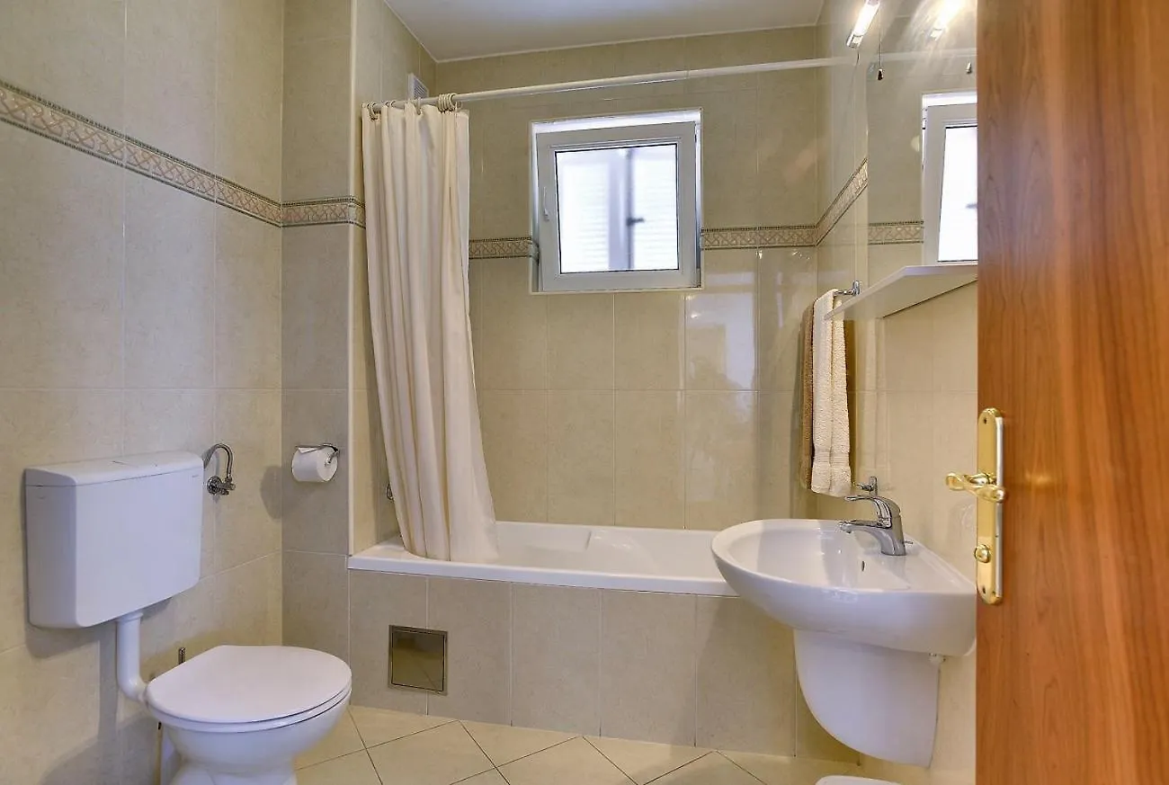 Neue Ferienwohnung Mit Parkplatz, Klima In Einer Ruhigen Lage Von Pula Apartment