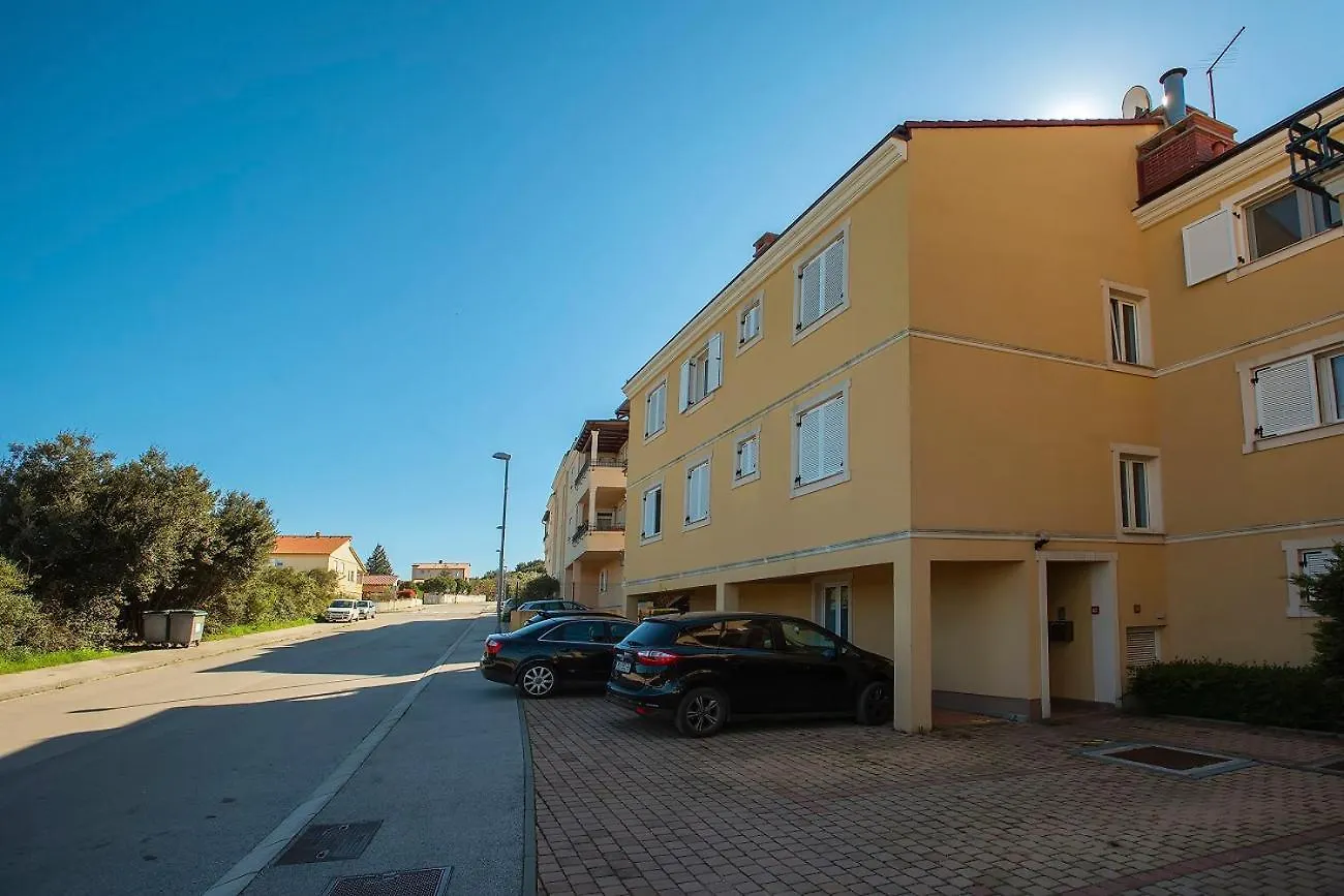 Neue Ferienwohnung Mit Parkplatz, Klima In Einer Ruhigen Lage Von Pula Apartment