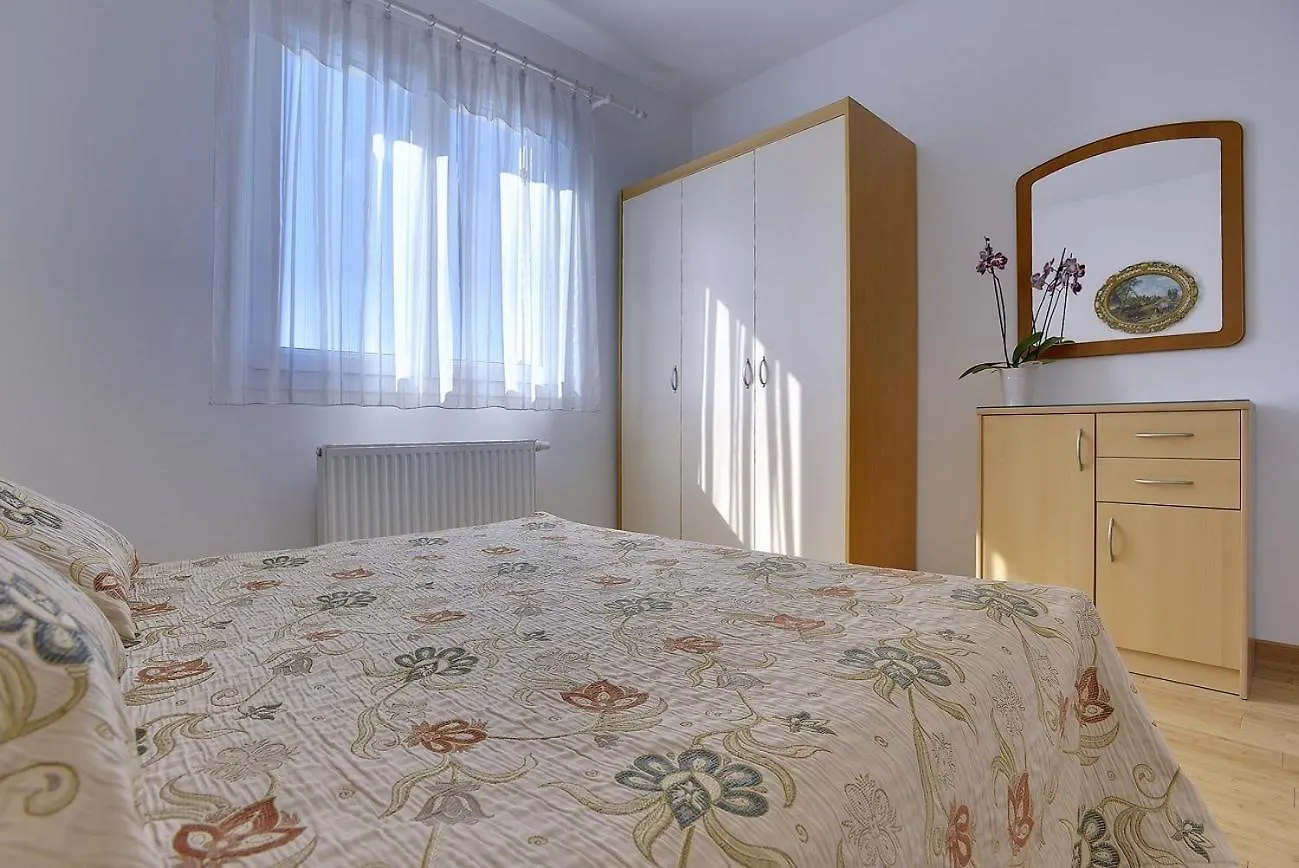 Apartment Neue Ferienwohnung Mit Parkplatz, Klima In Einer Ruhigen Lage Von Pula Croatia