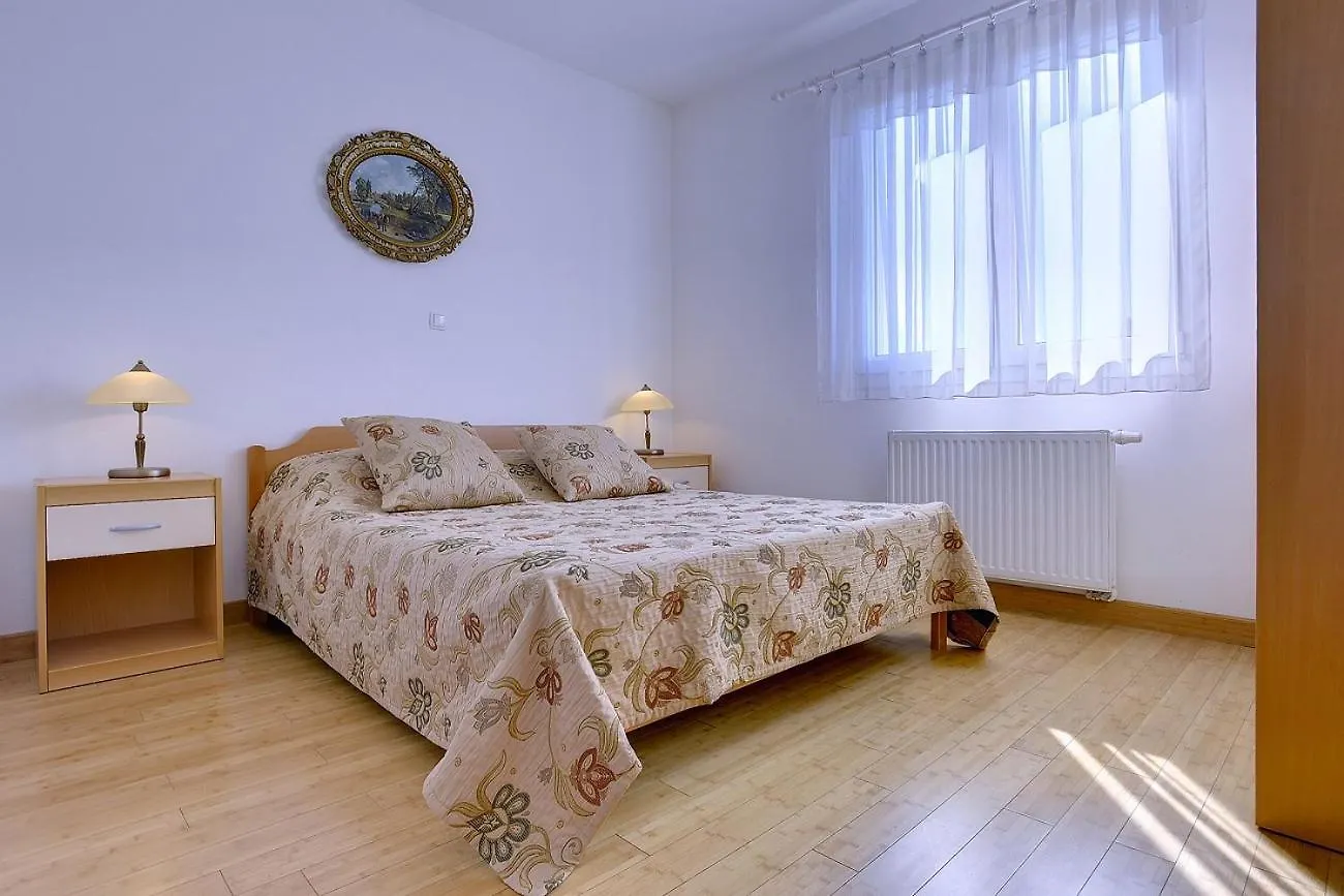 Neue Ferienwohnung Mit Parkplatz, Klima In Einer Ruhigen Lage Von Pula