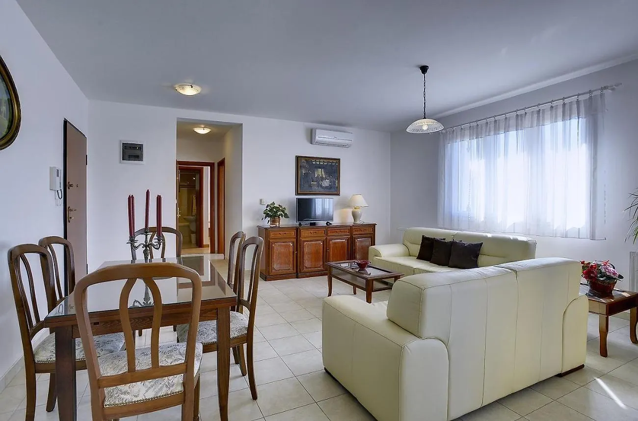 Neue Ferienwohnung Mit Parkplatz, Klima In Einer Ruhigen Lage Von Pula